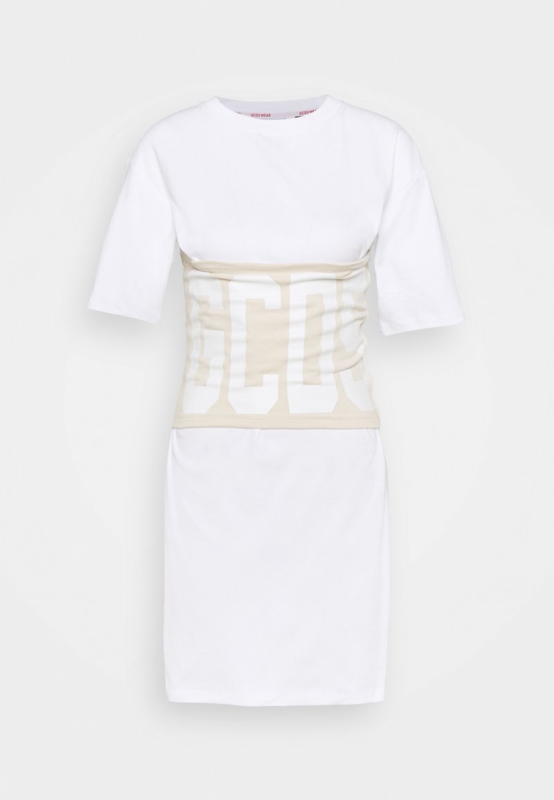 Biała sukienka do kolan z krótkimi rękawami i beżowym dopasowanym gorsetowym pasem z dużymi, wyraźnymi literami.