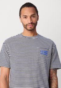 Scotch & Soda POCKET - Print T-shirt - white / navy
