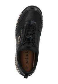 Zapato de cuero negro con cordones elásticos, cremallera lateral y una suela con estampado animal texturizado. En el interior cuenta con una plantilla marrón con detalle de logo.