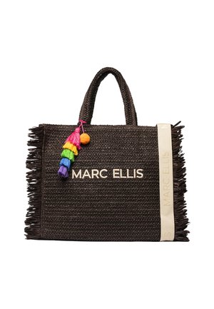 Sac cabas tissé Marc Ellis marron foncé avec des poignées courtes, une bande de tissu crème sur le côté et un accessoire pompon multicolore attaché.