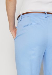 b.young DAYS CIGARET PANTS - Hlače chino - vista blue