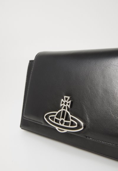 Fekete bőr tárca sima textúrával, ezüst bolygó logóval és egy kereszt részlettel a tetején.