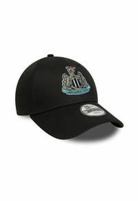 Schwarze Baseballmütze mit dem aufgestickten Wappen von Newcastle United auf der Vorderseite und einem silbernen 9FORTY-Logo-Aufkleber auf dem gebogenen Schirm.