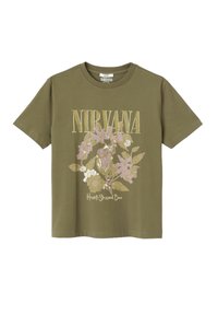 T-shirt en coton vert olive présentant un motif floral en rose et blanc avec le texte "NIRVANA" et "Heart-Shaped Box" en doré. Manches courtes.