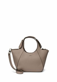 Bolso de cuero en taupe con una forma estructurada, asas superiores duales y correa para el hombro desmontable. Presenta un logo y una superficie texturizada.