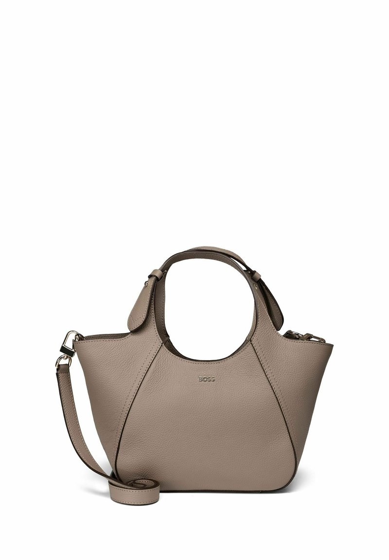 Bolso de cuero en taupe con una forma estructurada, asas superiores duales y correa para el hombro desmontable. Presenta un logo y una superficie texturizada.