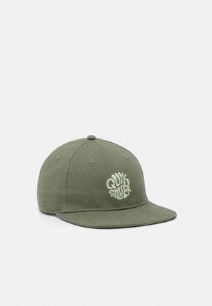 Olivgrüne Baseballkappe mit weiß gesticktem "Quiksilver"-Logo auf der Vorderseite und gebogenem Schirm.