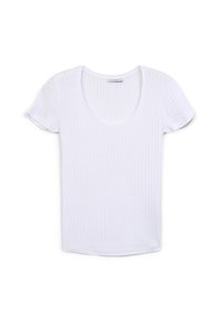 T-shirt bianco a maniche corte con scollatura a barchetta, realizzato in tessuto a costine che presenta una sottile texture su tutta la superficie.