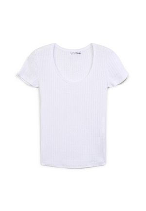 T-shirt bianco a maniche corte con scollatura a barchetta, realizzato in tessuto a costine che presenta una sottile texture su tutta la superficie.
