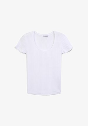 T-shirt bianco a maniche corte con scollatura a barchetta, realizzato in tessuto a costine che presenta una sottile texture su tutta la superficie.