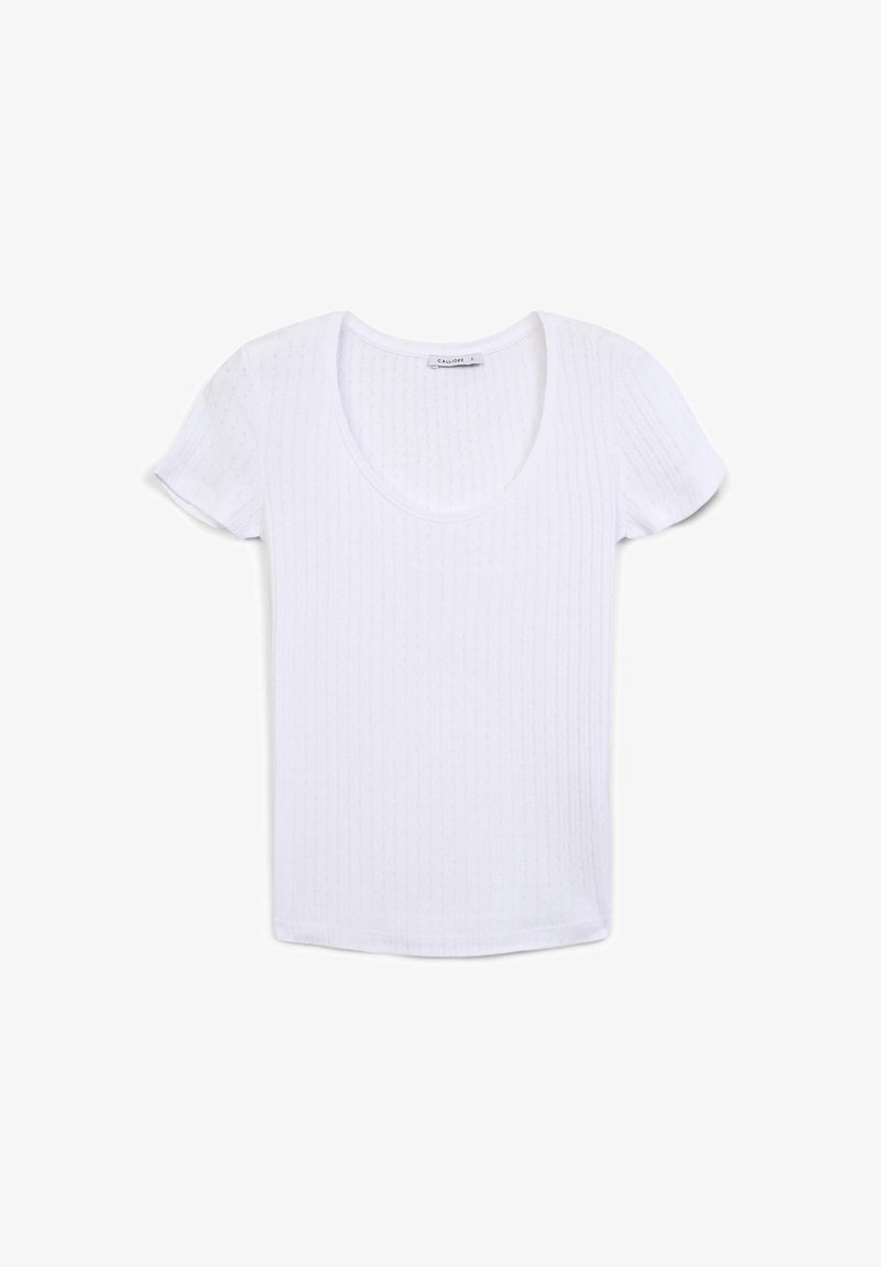 T-shirt bianco a maniche corte con scollatura a barchetta, realizzato in tessuto a costine che presenta una sottile texture su tutta la superficie.