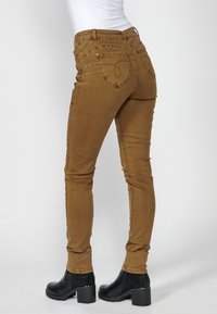 Koroshi Slimfit džínsy - ocre ochre