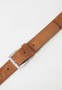 Cintura in pelle color cuoio con texture liscia, fibbia rettangolare argentata e cuciture visibili. Presenta diversi fori per una regolazione della misura.