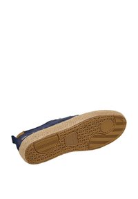 Sneaker in tela blu navy con suola in juta intrecciata, dettaglio in pelle marrone e suola in gomma testurizzata con motivo a nido d'ape.