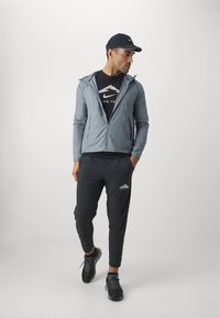 Nike Performance M NK DF TEE TRAIL LOGO - Športne majice - black
