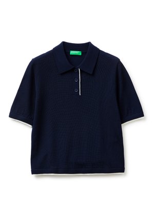 Marineblauw polohemd met korte mouwen, kraag, drie knopen en witte bies langs de knopenlijst, mouwranden en zoom.