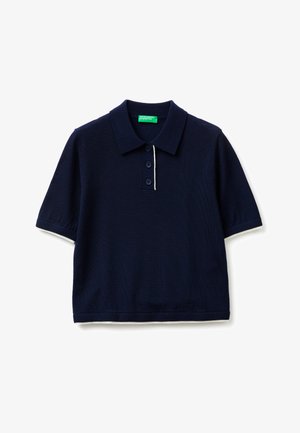 Granatowa koszulka polo z krótkim rękawem, kołnierzykiem, trzema guzikami oraz białą lamówką na listwie z guzikami, krawędziach rękawów i na dole.