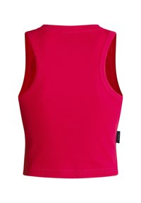 Φωτεινό ροζ αμάνικο ριμπ crop top με μικρό μαύρο πλαϊνό ταμπελάκι δεξιά, εμφανιζόμενο από πίσω σε λευκό φόντο.