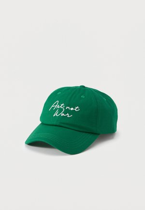 Zelená baseballová čepice s bílým vyšitým nápisem "Art not War" na přední straně, zobrazena na jednobarevném světlem pozadí.