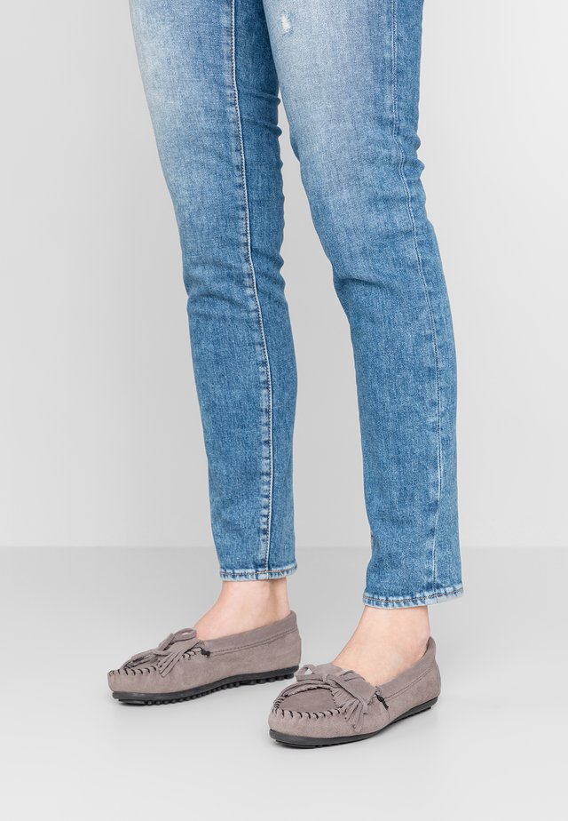 KILTY - Mockasiner - grey