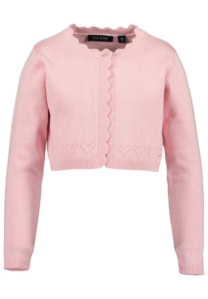 Różowy krótki kardigan na drutach z długimi rękawami, falowanymi krawędziami wokół kołnierza i listwy na guziki oraz dzierganym wzorem w kształcie serca blisko dołu.