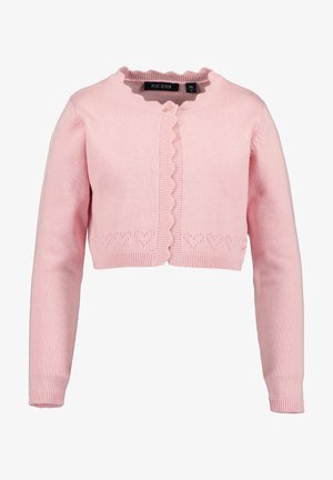 Różowy krótki kardigan na drutach z długimi rękawami, falowanymi krawędziami wokół kołnierza i listwy na guziki oraz dzierganym wzorem w kształcie serca blisko dołu.