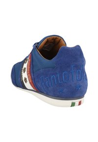 Modré semišové a síťované tenisky s bílými, červenými a modrými akcenty. Obsahují vyražené logo, hvězdné detaily a trojbarevnou italskou vlajku na podrážce.