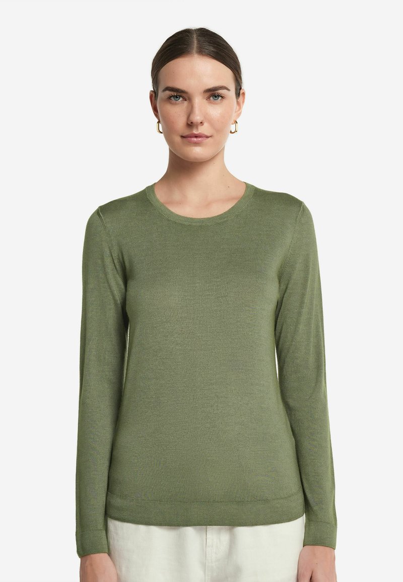 Grön långärmad tröja med rund halsringning, tillverkad av mjukt material. Har ribbade ärmslut och nederkant, åtsittande silhuett och slät yta.