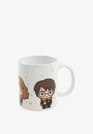 Tazza in ceramica bianca con personaggi dei cartoni animati che somigliano a un ragazzo con occhiali e a una ragazza con capelli ricci, circondati da piccole stelle.