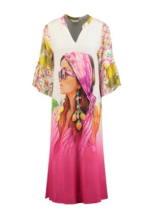 Abito lungo con maniche a motivo floreale, scollo a V e una vivida illustrazione sul davanti di una donna che indossa occhiali da sole e un foulard rosa in testa.