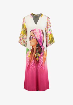 Robe longue avec des manches à motifs floraux, col en V, et une illustration vive d'une femme portant des lunettes de soleil et un foulard rose sur le devant.