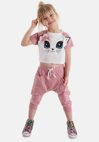 Conjunto infantil en rosa y blanco con un gráfico de cara de gato. Top corto de manga corta y pantalones jogger rosa de corte holgado con bolsillos y cintura ajustable con cordón.