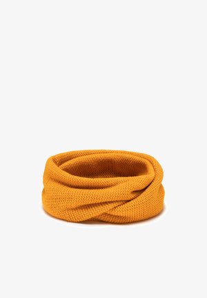 Écharpe jaune vif en tricot enroulée autour du cou sur un pull gris clair côtelé.