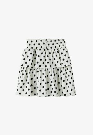 Jupe noire à pois faite de tissu léger. Présente un design à volants superposés et une taille élastique pour le confort.