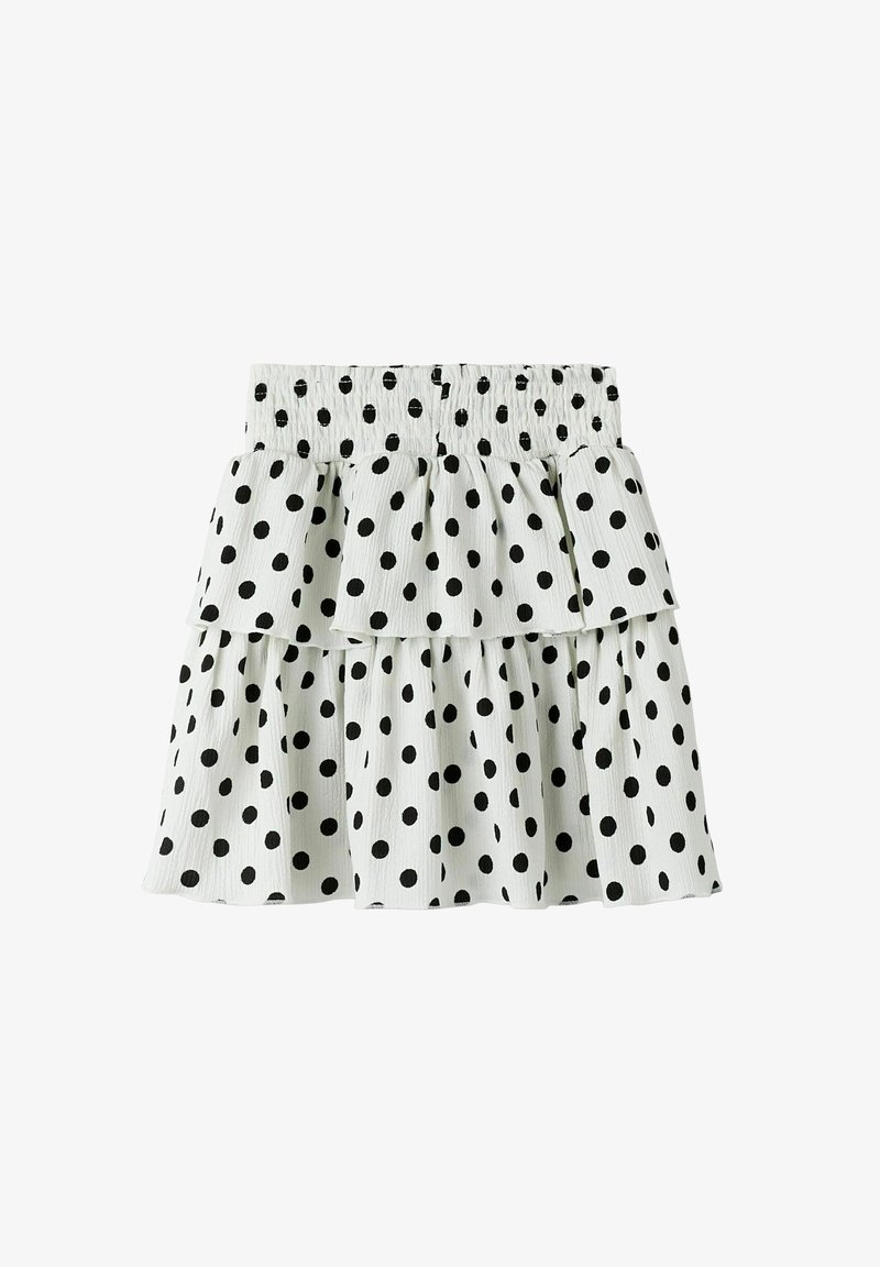 Jupe noire à pois faite de tissu léger. Présente un design à volants superposés et une taille élastique pour le confort.