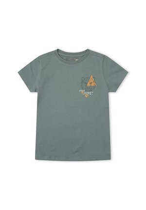 Camiseta verde de manga corta con cara de tigre geométrica, triángulo naranja y texto "Espíritu Valiente" en el lado izquierdo del pecho.