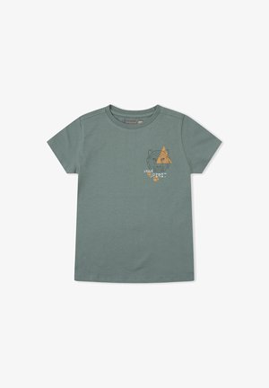 Camiseta verde de manga corta con cara de tigre geométrica, triángulo naranja y texto "Espíritu Valiente" en el lado izquierdo del pecho.