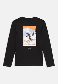 Sort langærmet t-shirt med et retro ski-grafik med bjerge og træer, der fremhæver "St. Moritz" i farverig skrift.