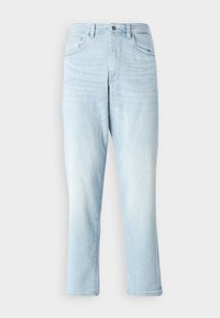 Jeans de mezclilla azul claro con un diseño de pierna recta, que cuentan con cinco bolsillos y un cierre de botón clásico. Textura ligeramente desgastada.