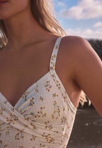 Next BRIGHT FLORAL SHAPE ENHANCING - Baddräkt - white floral broderie