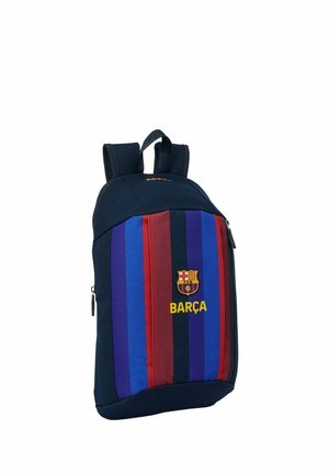 Granatowy plecak z pionowymi czerwonymi, niebieskimi i fioletowymi paskami, z herbem FC Barcelona i napisem "BARÇA" na przedniej kieszeni.