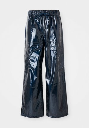 Pantalons bleu marine, à haute brillance, à jambe large avec une taille élastique et un cordon de serrage. Caractéristiques de panneaux détaillés et d'une texture lisse et brillante.