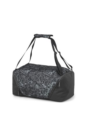 Schwarz-graue Sporttasche mit verstellbaren Riemen, gepolstertem Griff und einem Muster aus Graffiti-Texten und -Symbolen auf dem Stoffkörper.