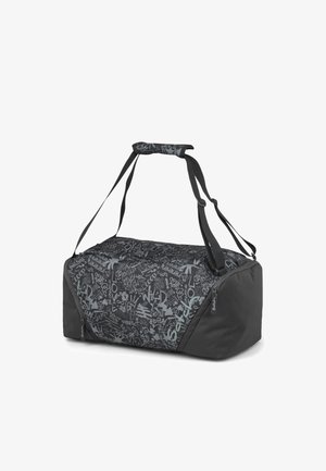 Schwarz-graue Sporttasche mit verstellbaren Riemen, gepolstertem Griff und einem Muster aus Graffiti-Texten und -Symbolen auf dem Stoffkörper.