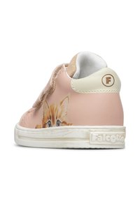 Sneaker in pelle rosa con stampa di un gatto sul lato, cinturino in velcro e suola in gomma bianca. Accento dorato sul tallone e sul logo. Texture liscia.