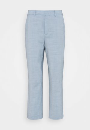 Pantalon bleu clair sur mesure avec passants de ceinture, fermeture devant dissimulée et coupe droite sur un fond uni.