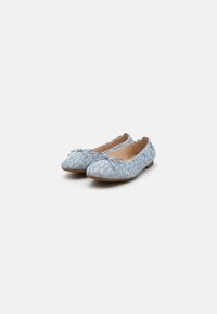 Ballet flats azzurri chiari realizzati in un morbido tessuto testurizzato con un sottile motivo animalier e un dettaglio a fiocco sulla parte anteriore. Suola piatta.