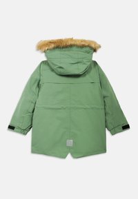 Πράσινο αδιάβροχο παρκά με κουκούλα επενδεδυμένη με συνθετική γούνα, αξεσουάρ με κουμπιά και ριμπ μανσέτες. Διαθέτει άνοιγμα πίσω και λογότυπο.