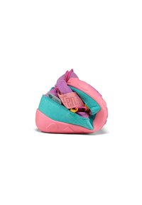 Scarpe da arrampicata con suola in gomma rosa, tomaia in suede teal e dettagli viola, dotate di una fibbia e di un sistema di lacci multicolore.