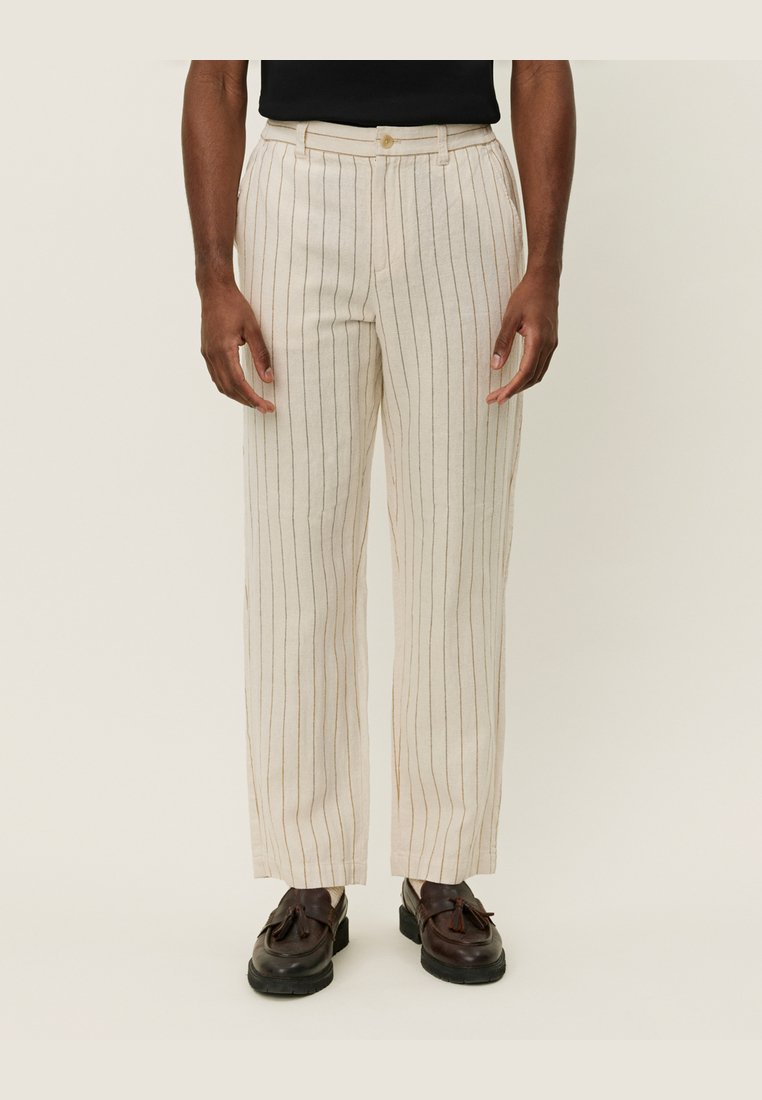 Pantalons rayés beiges à coupe décontractée, avec de fines rayures verticales marron, une fermeture à bouton et des poches latérales.